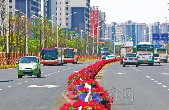 市民文明監(jiān)督團(tuán)與記者“驗收”昆明整治道路