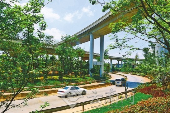市民文明監(jiān)督團(tuán)與記者“驗收”昆明整治道路