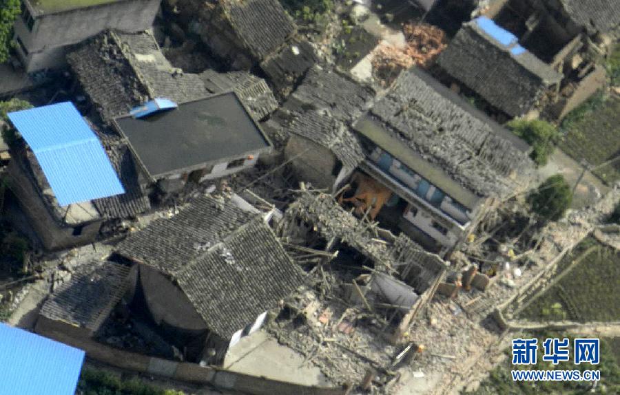 航拍四川省雅安市蘆山縣地震災(zāi)區(qū)受災(zāi)情況