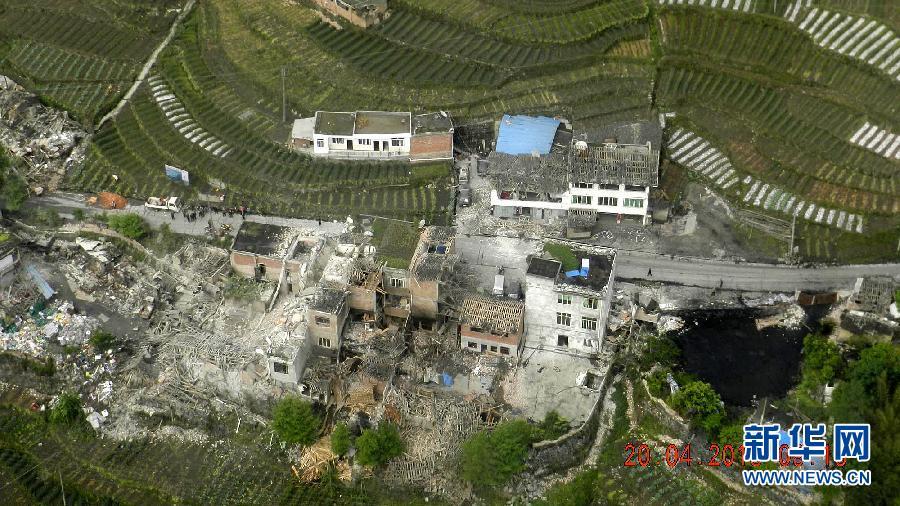 航拍四川省雅安市蘆山縣地震災(zāi)區(qū)受災(zāi)情況