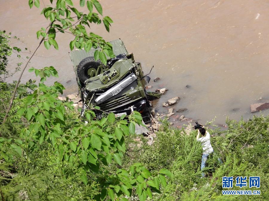 成都軍區(qū)一救災(zāi)車輛赴災(zāi)區(qū)途中墜崖 1人犧牲3人重傷