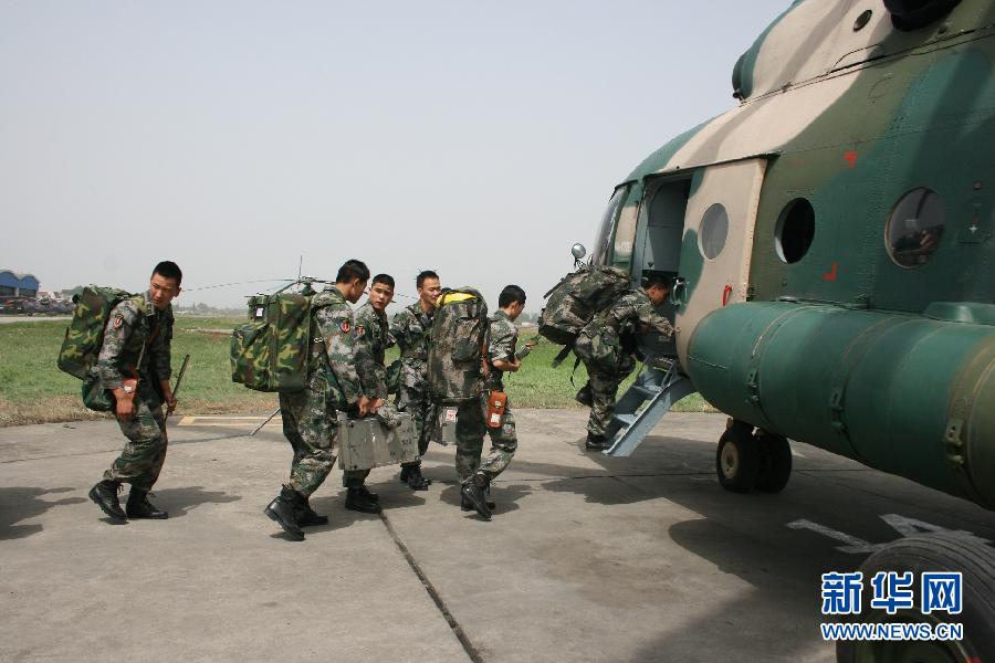 成都軍區(qū)出動直升機參與救災