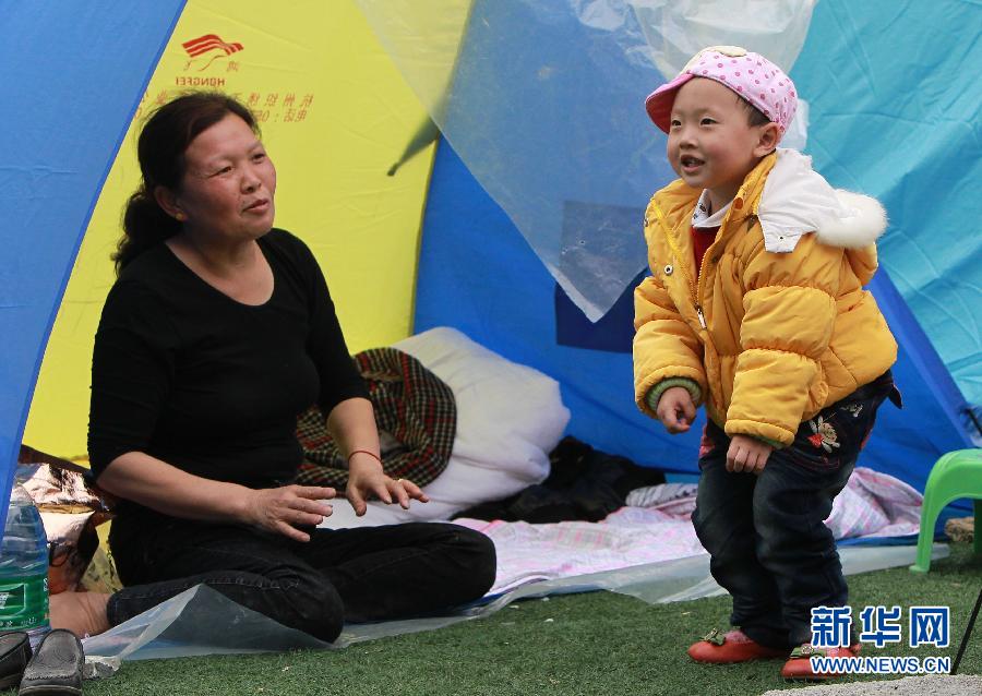 震區(qū)孩子無邪笑容致敬救援團(tuán)隊(duì)