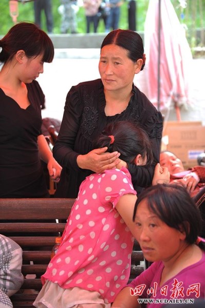 震區(qū)孩子無邪笑容致敬救援團(tuán)隊(duì)