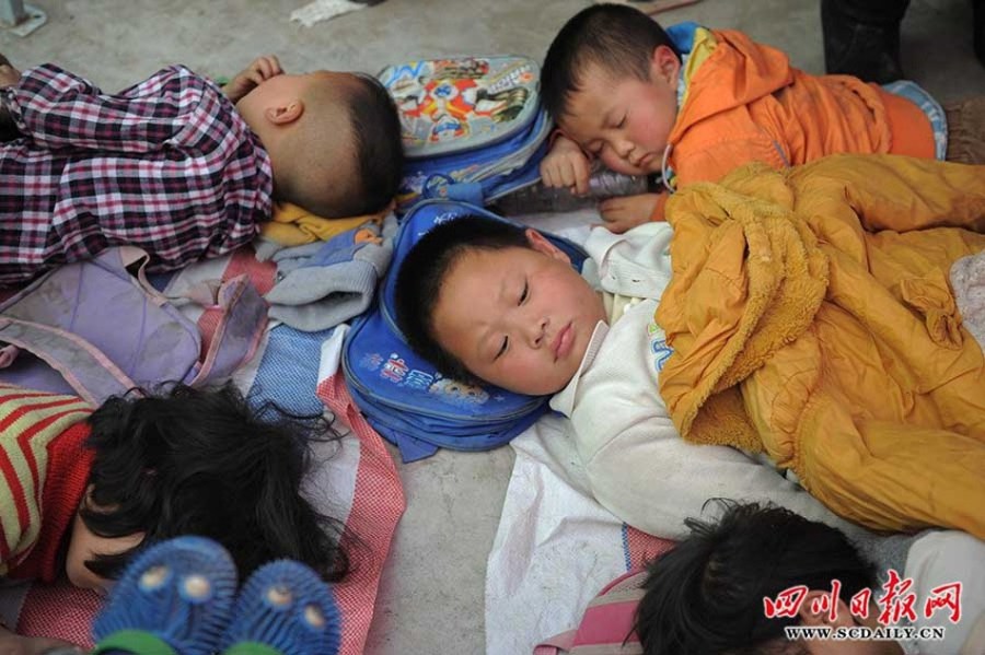 震區(qū)孩子無邪笑容致敬救援團(tuán)隊