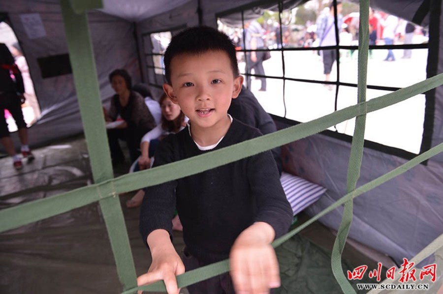 震區(qū)孩子無邪笑容致敬救援團隊