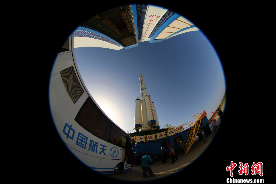 神舟十號飛船轉(zhuǎn)運(yùn)至發(fā)射區(qū)(高清)