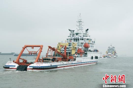 執(zhí)行“神舟十號(hào)”飛船發(fā)射海上保障任務(wù)的救助船啟航