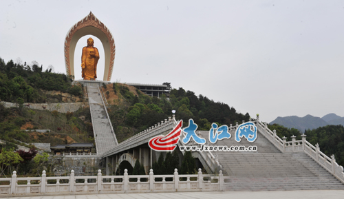 網(wǎng)媒記者參觀東林大佛佛教文化游覽區(qū)