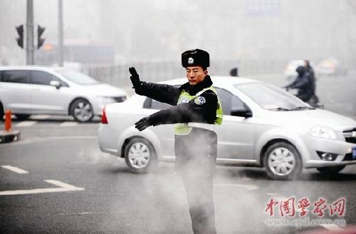 社會各界呼吁：霧霾天，交警執(zhí)勤應該戴口罩