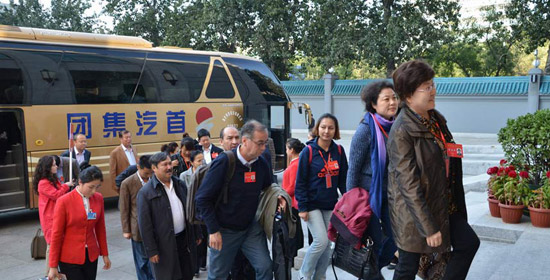 參加中國工會十六大的各代表團(tuán)代表陸續(xù)抵京