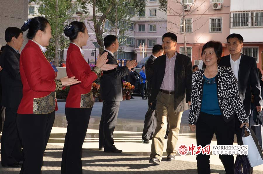 參加中國工會十六大的各代表團(tuán)代表陸續(xù)抵京