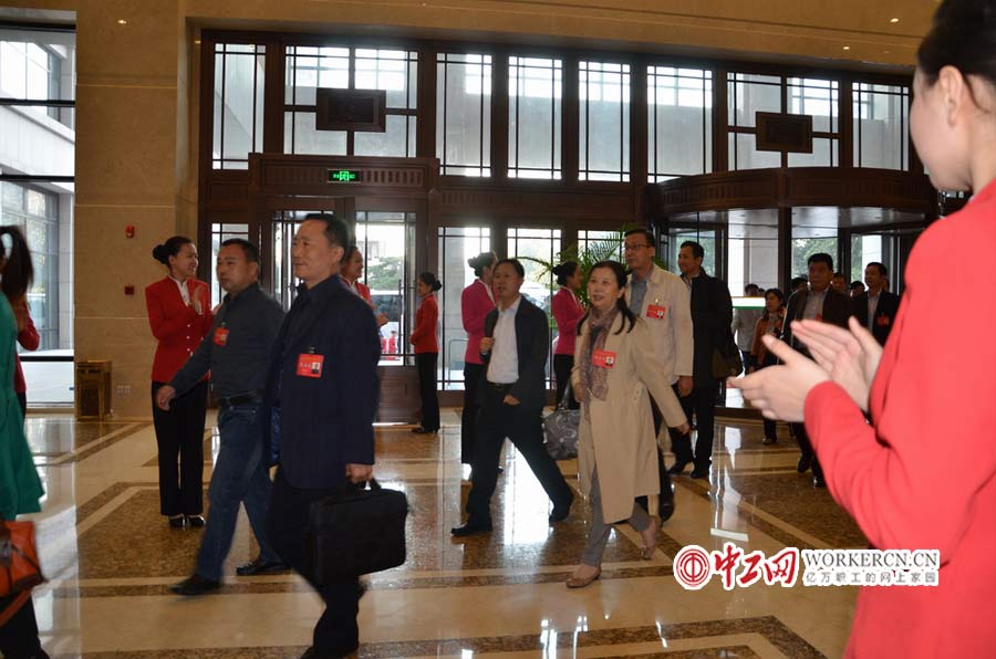 參加中國(guó)工會(huì)十六大的各代表團(tuán)代表陸續(xù)抵京
