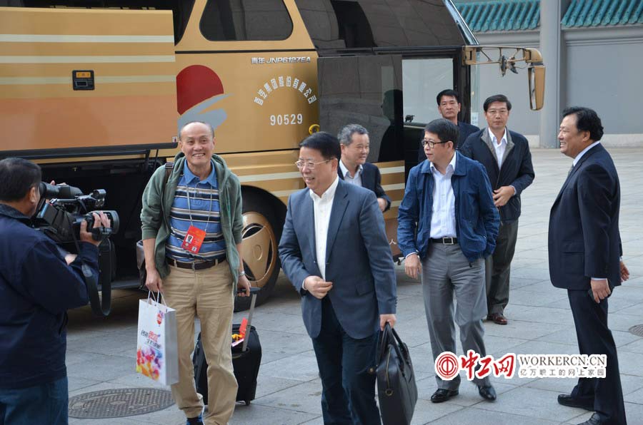 參加中國工會(huì)十六大的各代表團(tuán)代表陸續(xù)抵京