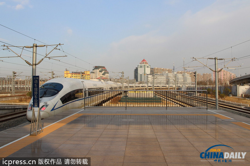京津城際首開(kāi)“加長(zhǎng)版” 列車 可載千人