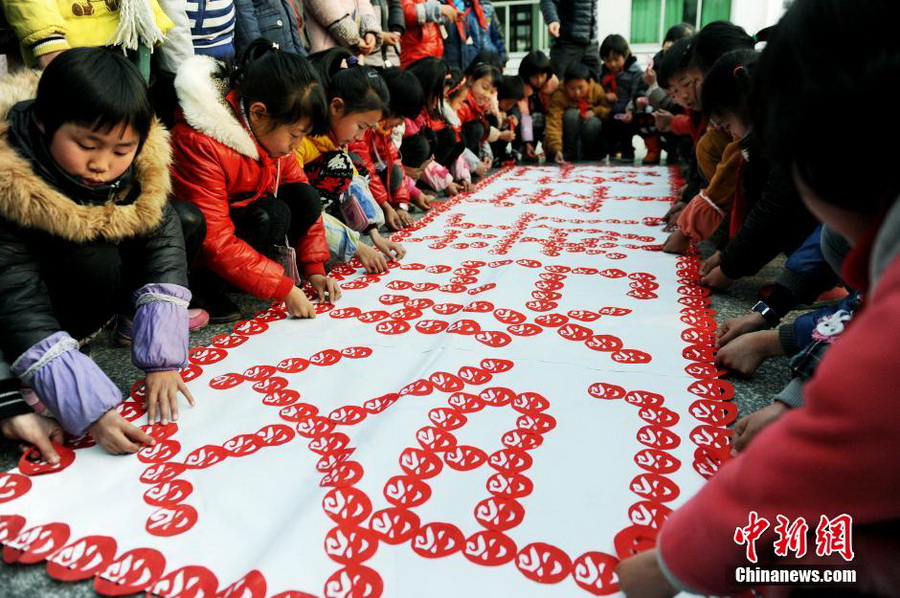 江西留守兒童剪紙問(wèn)候爸媽新年好