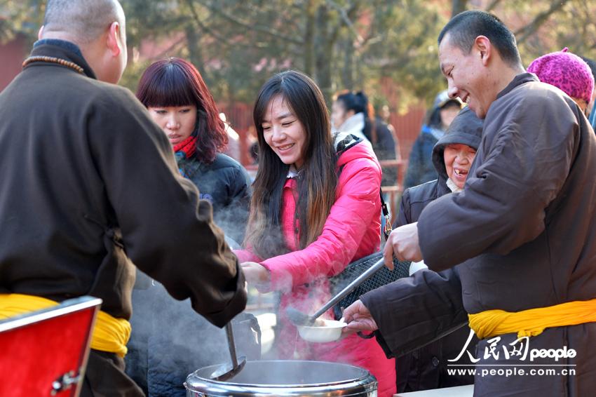 北京雍和宮排百米長(zhǎng)隊(duì)爭(zhēng)喝臘八粥