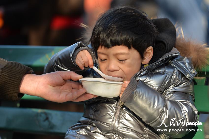 北京雍和宮排百米長隊(duì)爭(zhēng)喝臘八粥