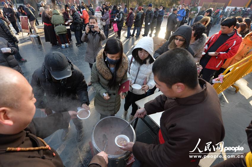 北京雍和宮排百米長隊爭喝臘八粥