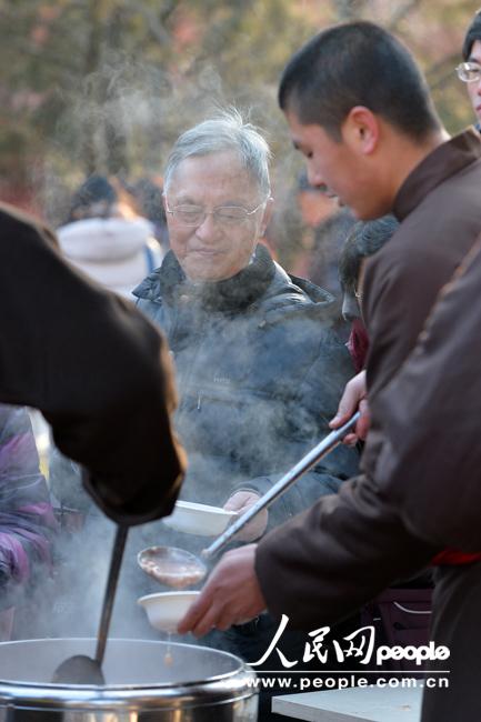 北京雍和宮排百米長隊(duì)爭(zhēng)喝臘八粥