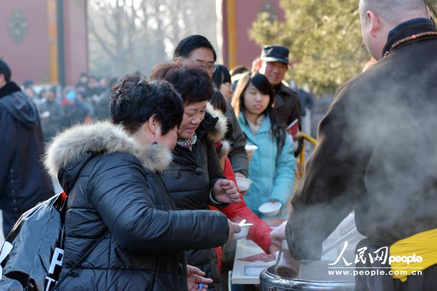 北京雍和宮排百米長(zhǎng)隊(duì)爭(zhēng)喝臘八粥