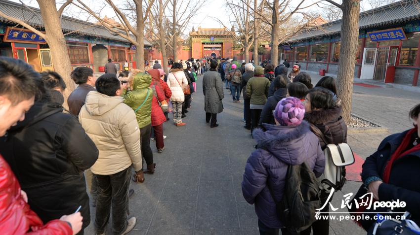 北京雍和宮排百米長隊(duì)爭喝臘八粥