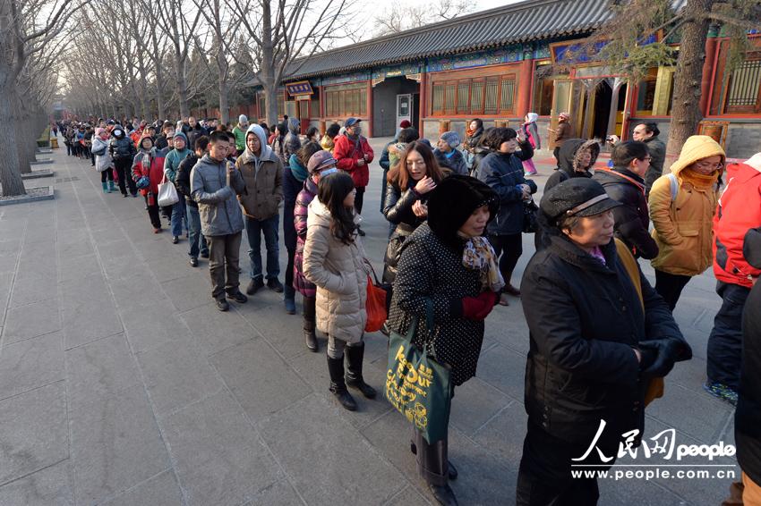 北京雍和宮排百米長隊(duì)爭喝臘八粥
