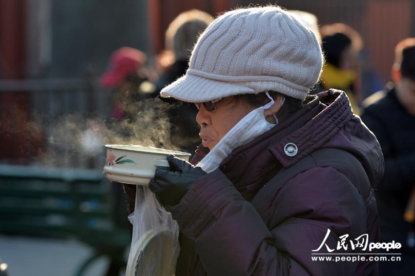 北京雍和宮排百米長隊(duì)爭喝臘八粥