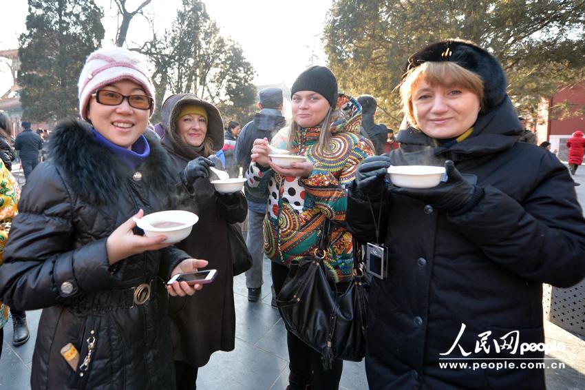 北京雍和宮排百米長(zhǎng)隊(duì)爭(zhēng)喝臘八粥