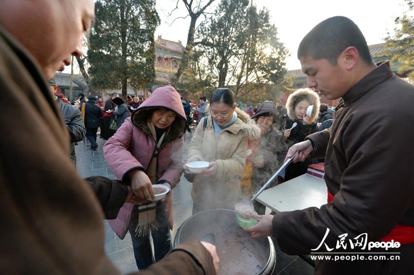 北京雍和宮排百米長(zhǎng)隊(duì)爭(zhēng)喝臘八粥