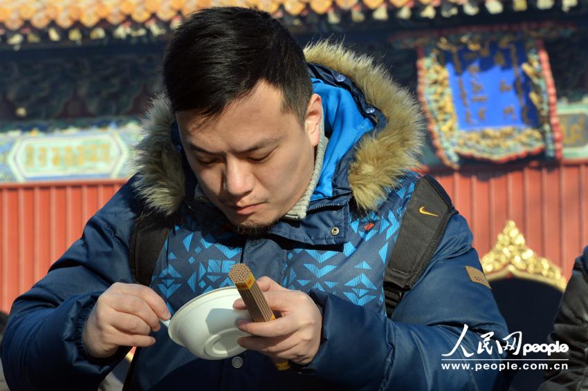 北京雍和宮排百米長隊爭喝臘八粥