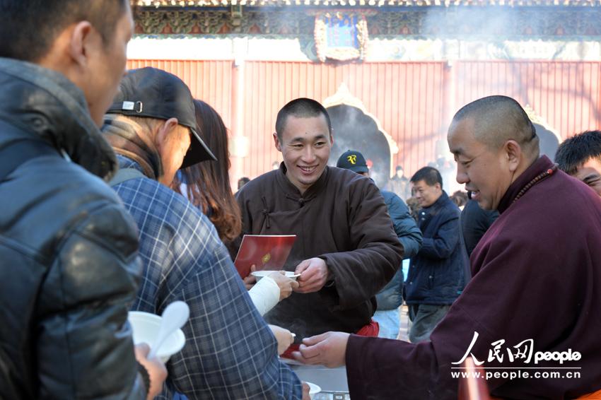 北京雍和宮排百米長(zhǎng)隊(duì)爭(zhēng)喝臘八粥