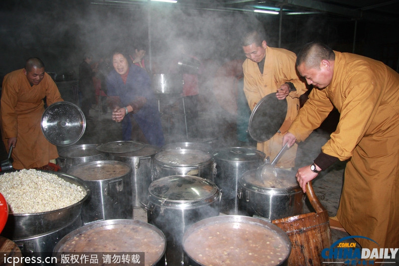 臘八節(jié)各地熬制臘八粥供市民免費(fèi)領(lǐng)取