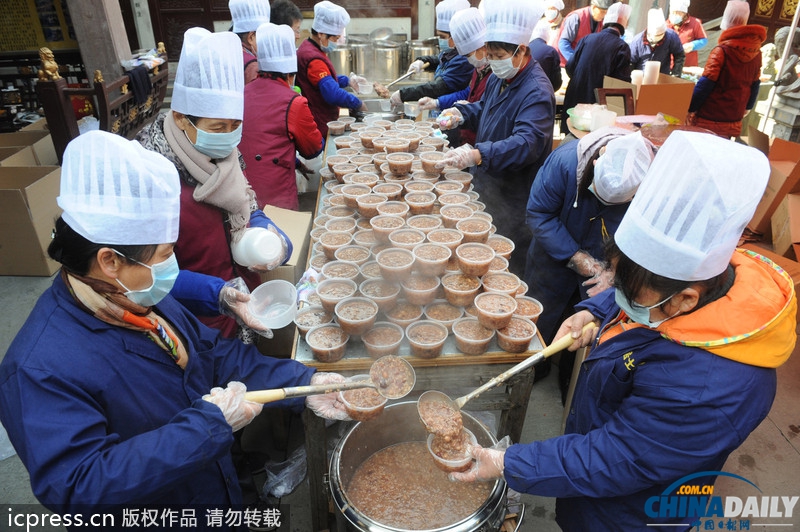 臘八節(jié)各地熬制臘八粥供市民免費領取