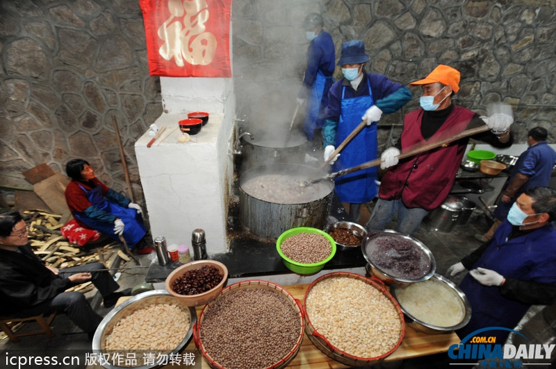 臘八節(jié)各地熬制臘八粥供市民免費領取