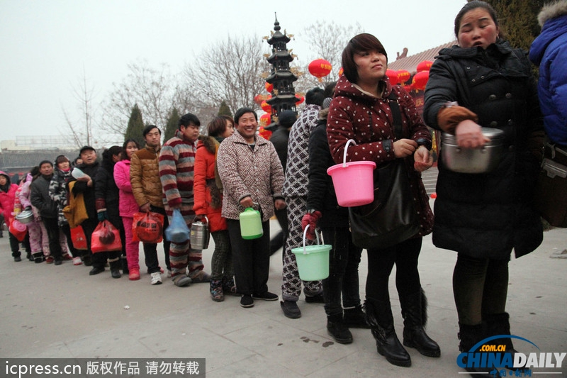 臘八節(jié)各地熬制臘八粥供市民免費領(lǐng)取