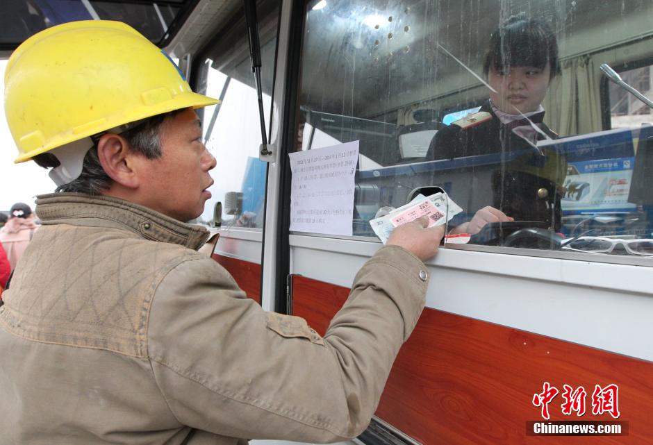 重慶火車站移動售票車開進工地為農(nóng)民工現(xiàn)場售票