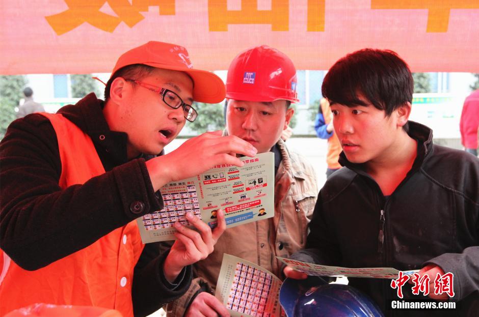 重慶火車站移動售票車開進工地為農(nóng)民工現(xiàn)場售票