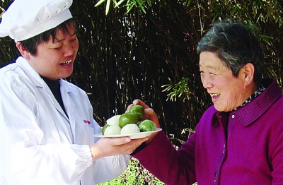 清明時節(jié)，吳地有吃“青白團子”習俗