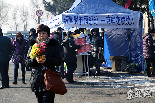 清明祭掃群眾數(shù)量回落 錯峰出行文明祭掃成主流