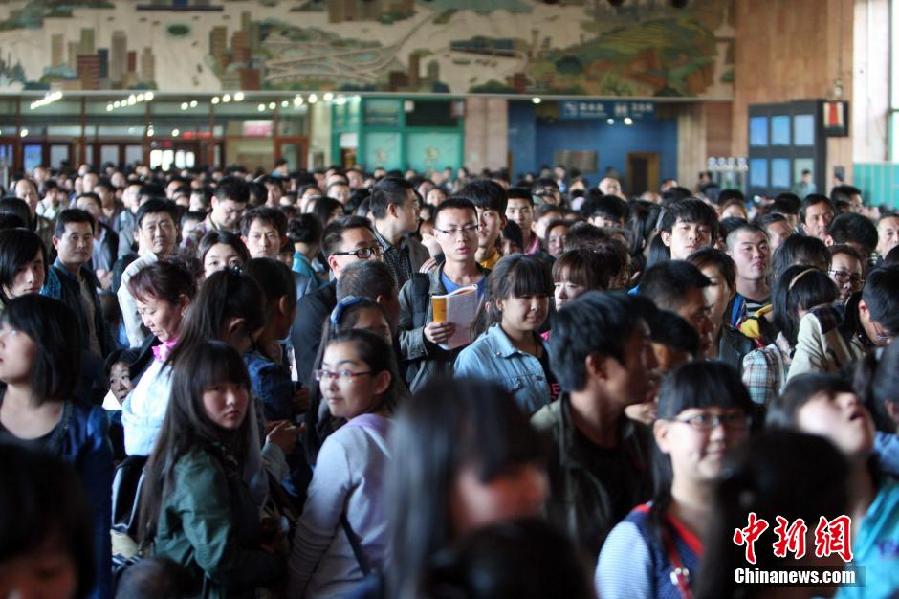 清明將至 中國(guó)各地將迎來中短途返鄉(xiāng)祭祖高峰