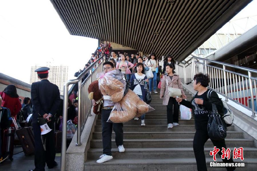 清明將至 中國各地將迎來中短途返鄉(xiāng)祭祖高峰