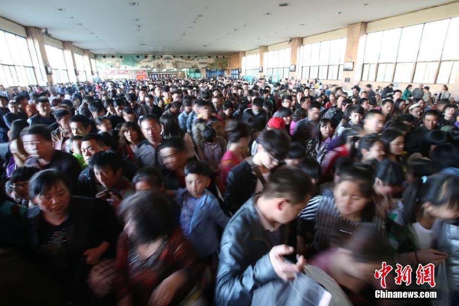清明將至 中國(guó)各地將迎來(lái)中短途返鄉(xiāng)祭祖高峰