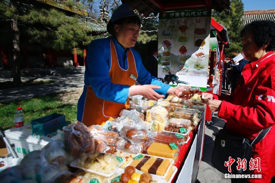 北京民眾踏春品寒食