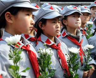 山東“小紅軍”清明節(jié)前祭英烈