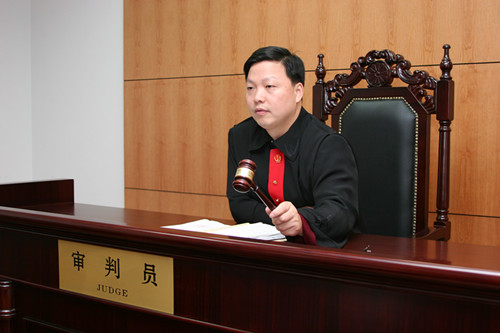 彭文忠：用群眾工作方法化解執(zhí)行難