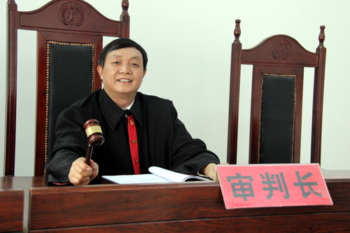 尹鵬：滿腔赤誠鑄天平