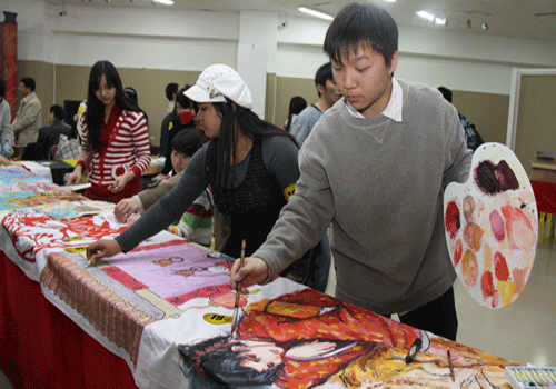海外華裔大學(xué)生用畫筆直抒思鄉(xiāng)之情