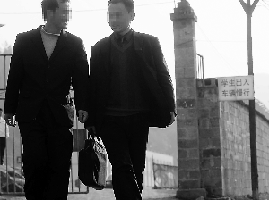 重慶12名校長(zhǎng)給教師攤發(fā)西服 每套獲400元回扣