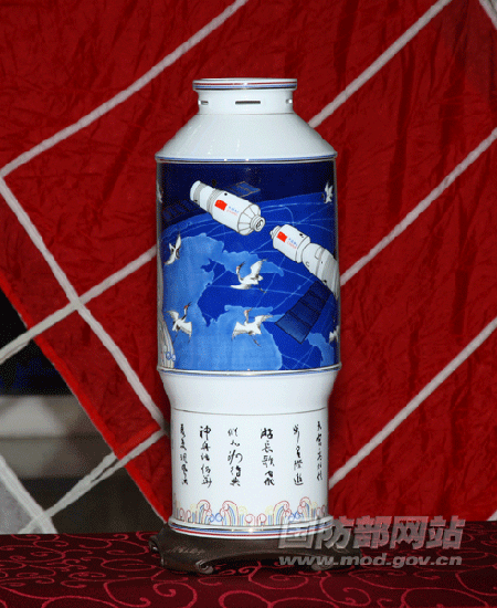 神八返回艙正式開艙 123種“巡天寶貝”首亮相